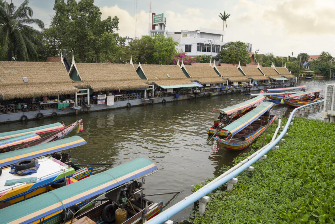 Atmosphere of Taling Chan floating market. (Photo Credit: iStockphoto)