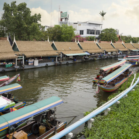 Atmosphere of Taling Chan floating market. (Photo Credit: iStockphoto)