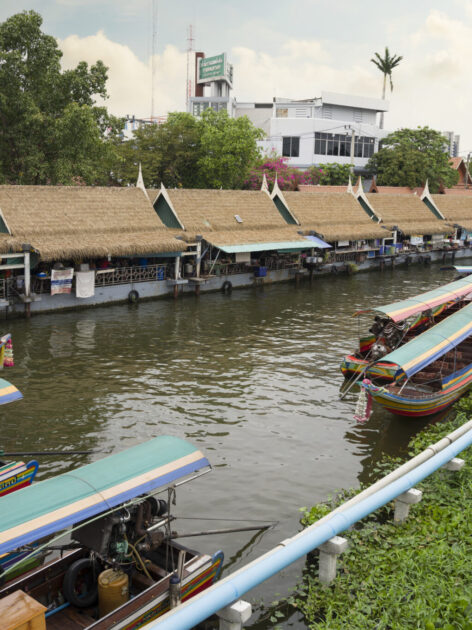 Atmosphere of Taling Chan floating market. (Photo Credit: iStockphoto)