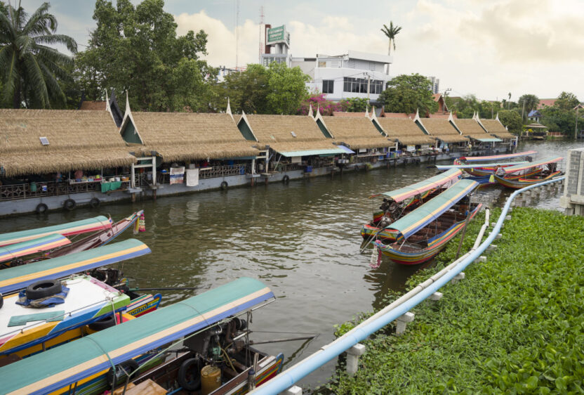 Atmosphere of Taling Chan floating market. (Photo Credit: iStockphoto)