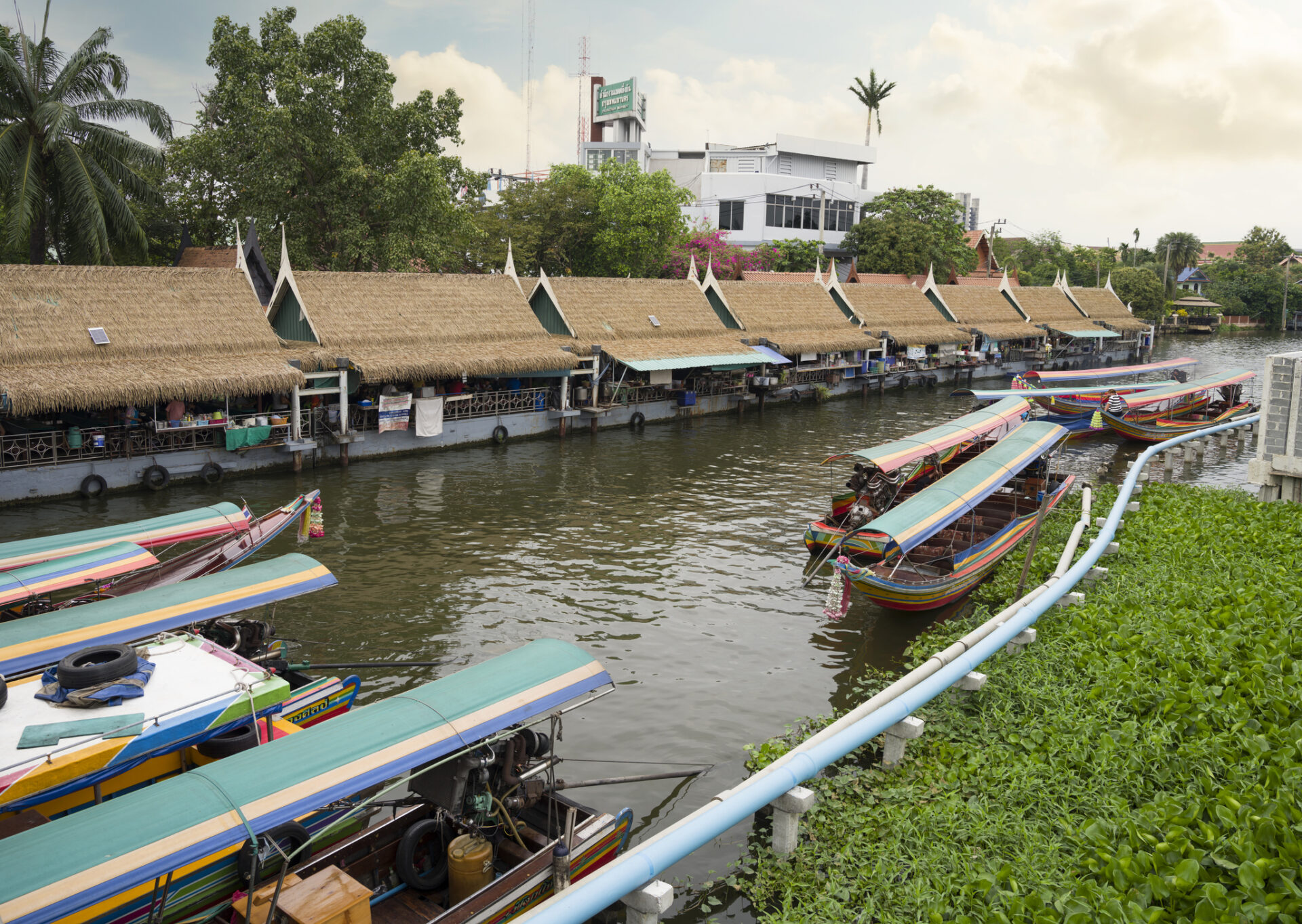 Atmosphere of Taling Chan floating market. (Photo Credit: iStockphoto)