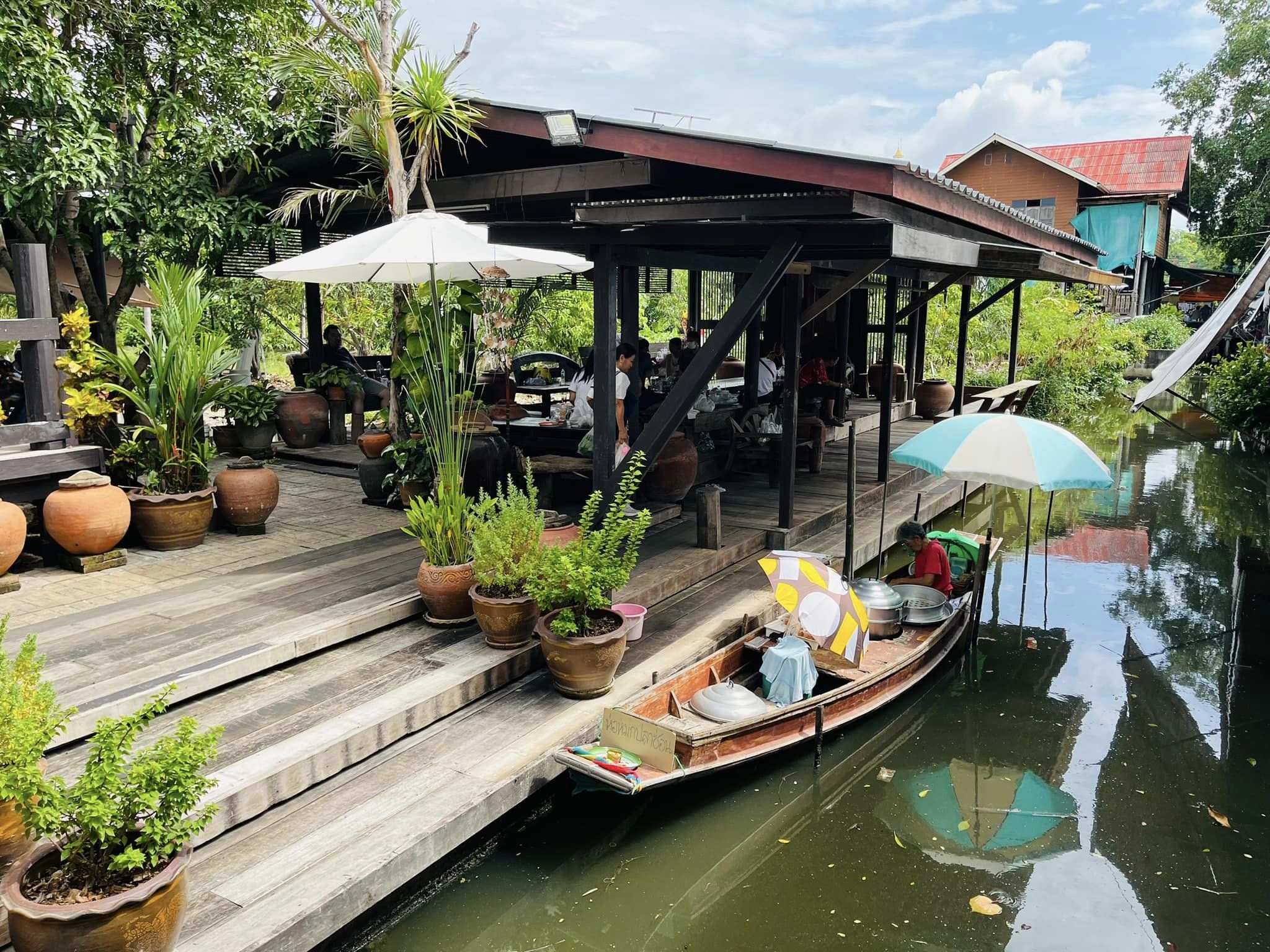 Atmosphere of the Bang Nam Phueng Floating Market (Photo Credit: Facebook: Talad Bang Nam Phueng)