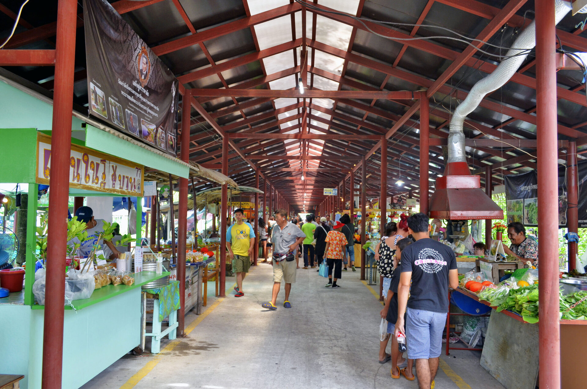 Atmosphere of the Bang Nam Phueng Floating Market (Photo Credit: Facebook: Talad Bang Nam Phueng)