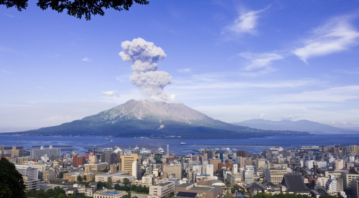 ทิวทัศน์เมืองคาโกชิมะและภูเขาไฟซากุระจิมะที่ยังปะทุ (เครดิตรูปภาพ: iStockphoto)