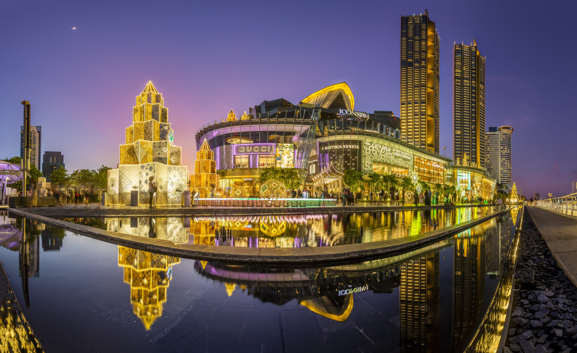 Dazzling light displays and fireworks of ICONSIAM. (Photo Credit: iStockphoto)