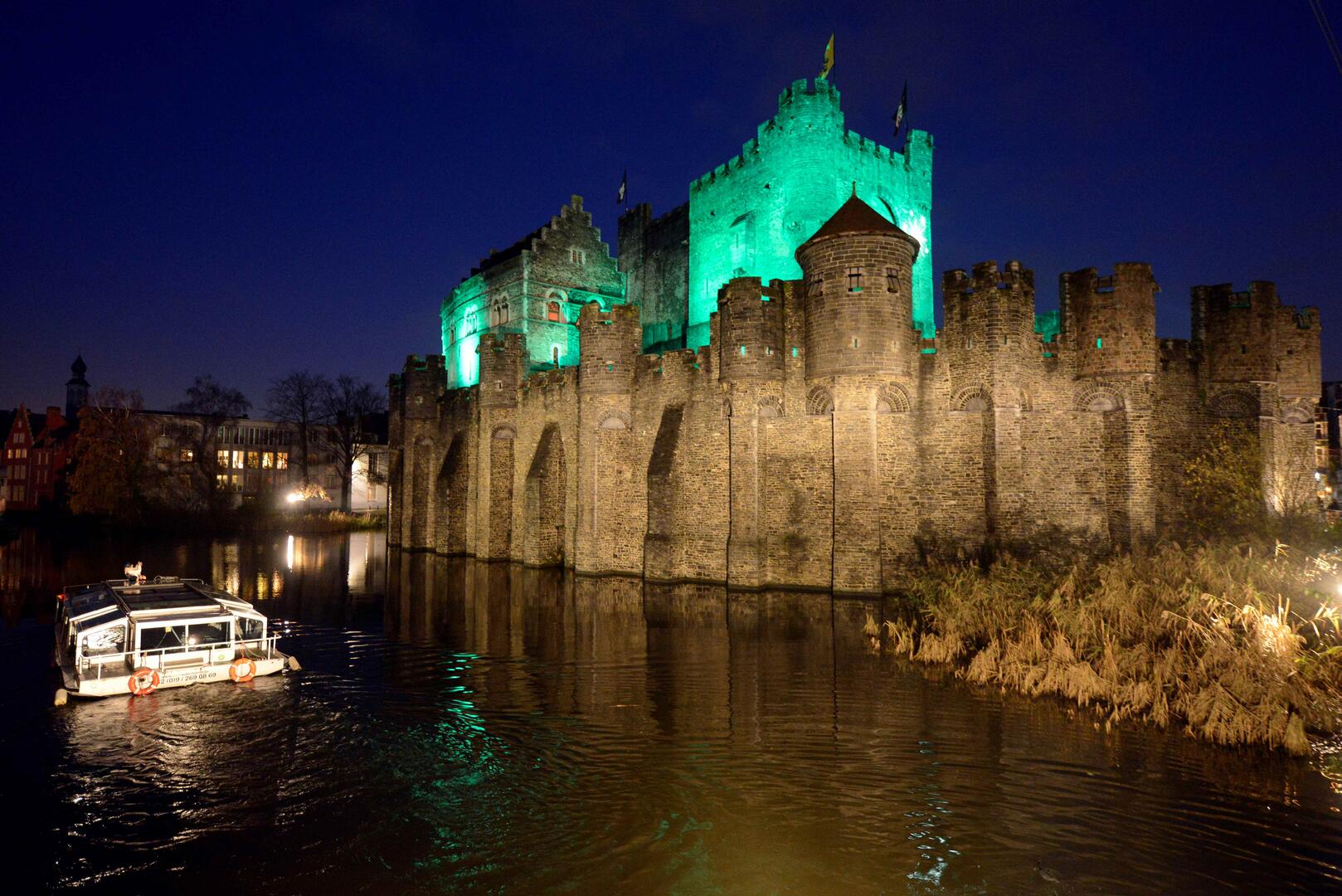 Castle of the Counts at night during Christmas. (Photo Credit: visit.gent - Patrick Henry)