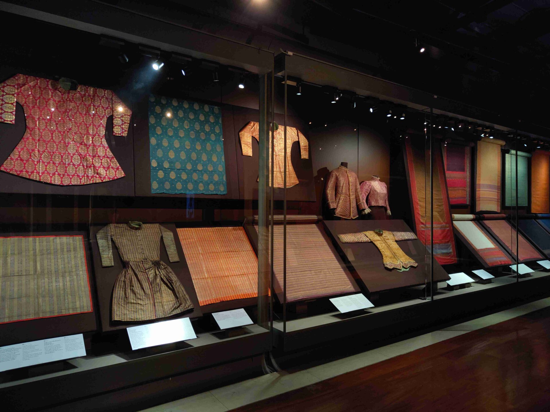 Royal Court Textiles of Siam Exhibition (Photo Credit: www.qsmtthailand.org)