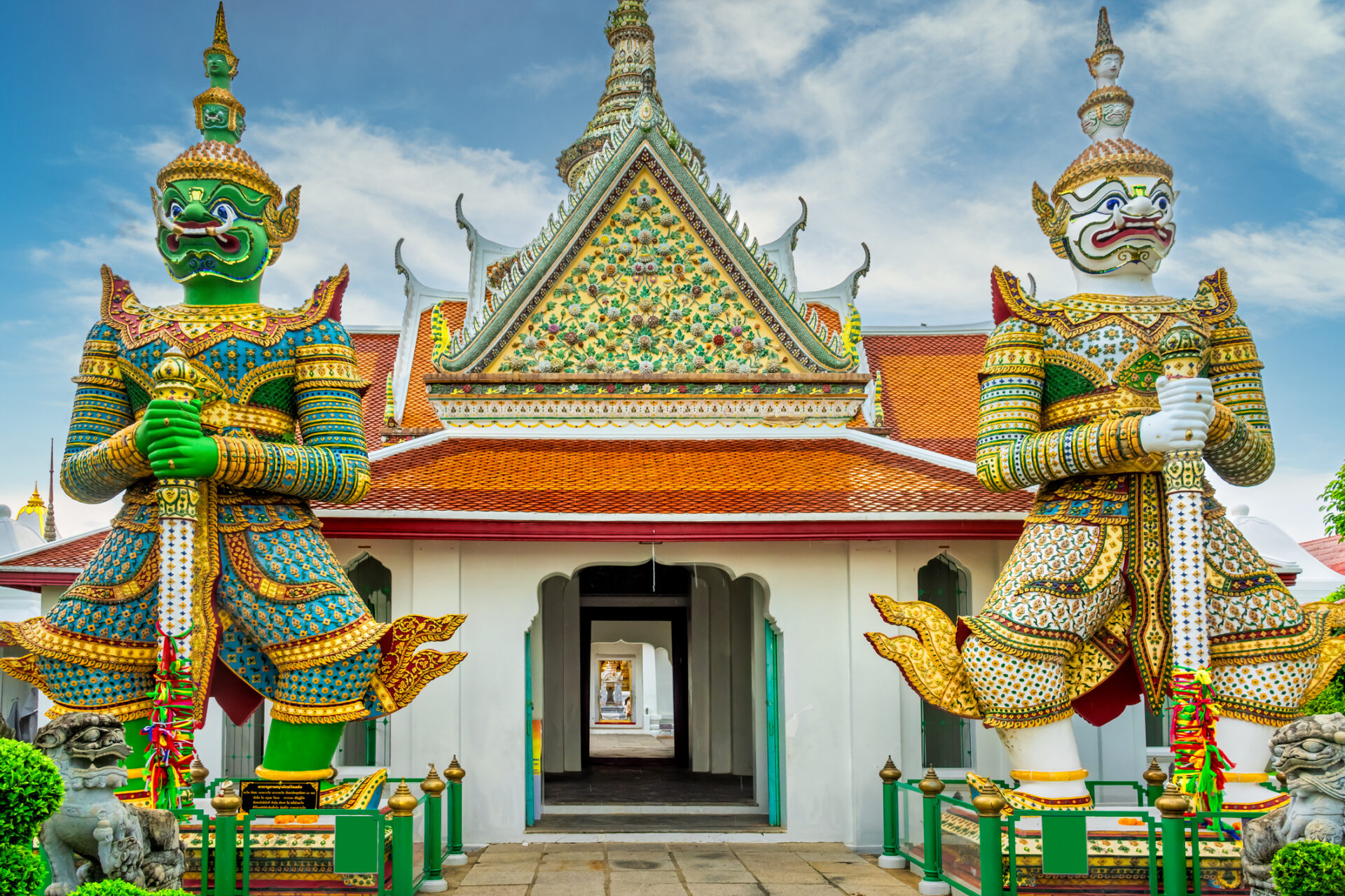 Two Yaksha Guardians of Wat Arun (Photo Credit: iStockphoto)