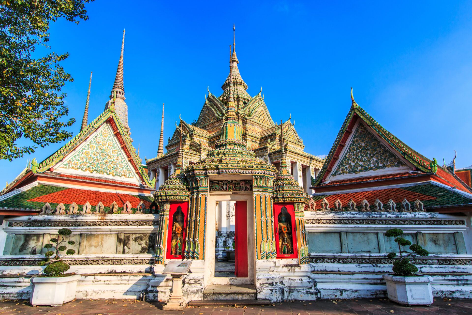 Wat Phra Chetuphon Vimolmangklararam (Photo Credit: iStockphoto)