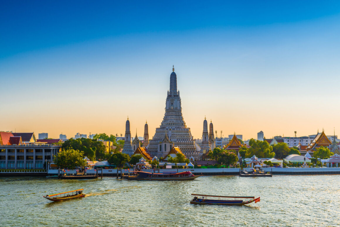 วัดอรุณ ริมแม่น้ำเจ้าพระยา (เครดิตรูปภาพ: iStockphoto)