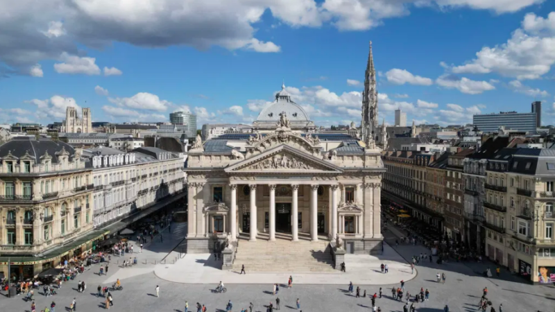 The La Bourse building boasts stunning neoclassical architecture. (Photo Credit: belgianbeerworld.be)