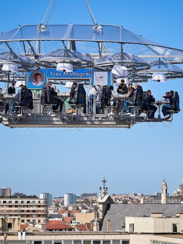Dinner in the Sky (Photo Credit: dinnerinthesky.be/en)
