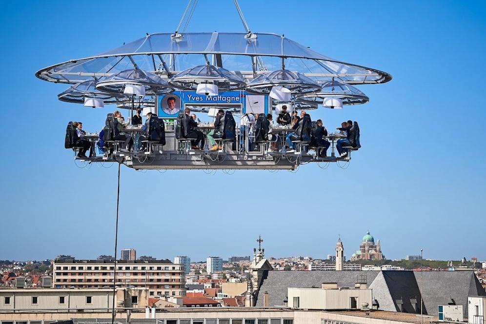 Dinner in the Sky (Photo Credit: dinnerinthesky.be/en)