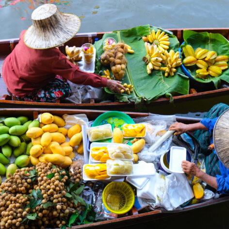 เรือจำหน่ายผลไม้สารพัดชนิด (เครดิตรูปภาพ: iStockphoto)