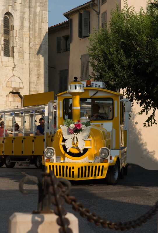 รถไฟท่องเที่ยวในย่านเมืองเก่ากรัส (เครดิตรูปภาพ: iStockphoto)