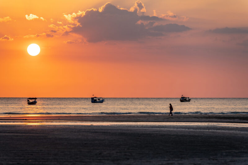 พระอาทิตย์กำลังลับขอบฟ้าที่หาดปะการัง (เครดิตรูปภาพ: iStockphoto)