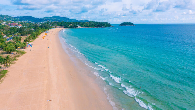 ชายหาดทอดยาวกว่า 3 กม. และทรายที่นุ่มฟูของหาดกะรน (เครดิตรูปภาพ: iStockphoto)