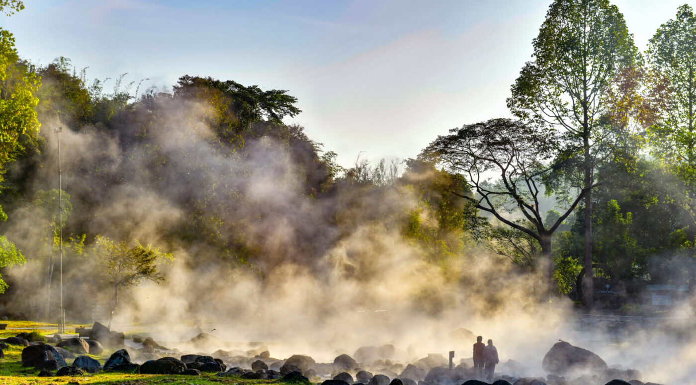 น้ำพุร้อนแจ้ซ้อน ถูกโอบกอดด้วยความร่มรื่นของธรรมชาติ (เครดิตรูปภาพ: iStockphoto)