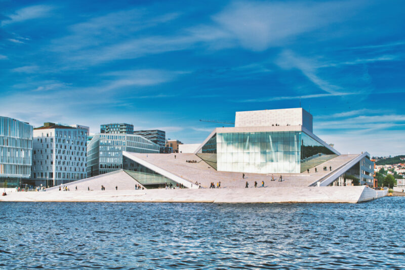 The Oslo Opera House เป็นทั้งโรงอุปรากรและพื้นที่สาธารณะ (เครดิตรูปภาพ: iStockphoto)