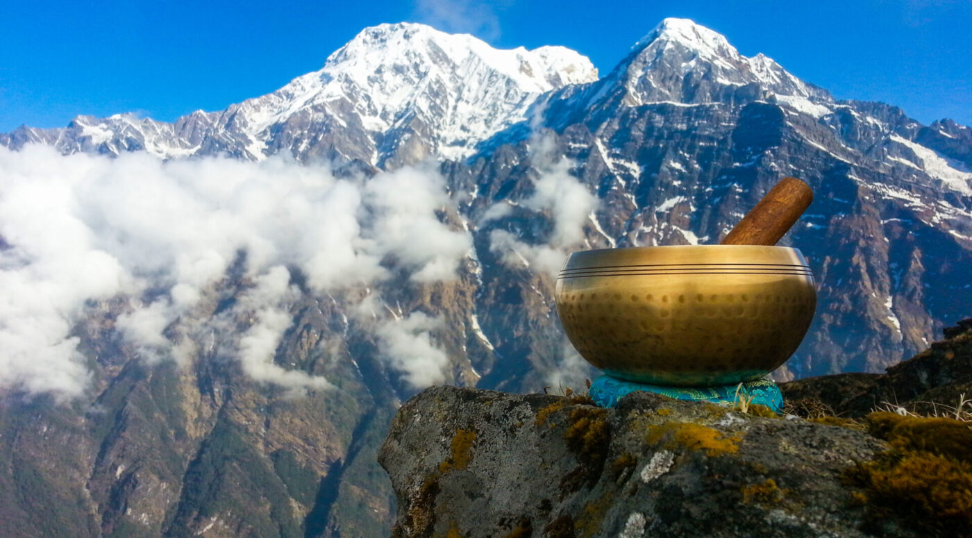 ขันทองเหลือง (Singing Bowls) ที่มีฉากหลังเป็นเทือกเขาหิมาลัย (เครดิตรูปภาพ: iStockphoto)