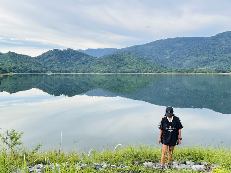 บรรยากาศธรรมชาติแสนสงบนิ่งของอ่างเก็บน้ำห้วยปรือ (เครดิตรูปภาพ: Anocha T.)