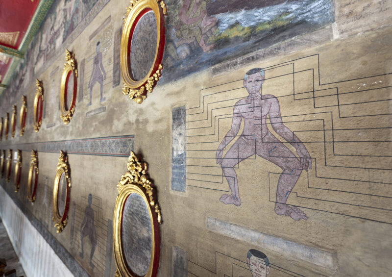 จารึกตำรานวดแผนไทยบนผนังวัดโพธิ์ (เครดิตรูปภาพ: iStockphoto)