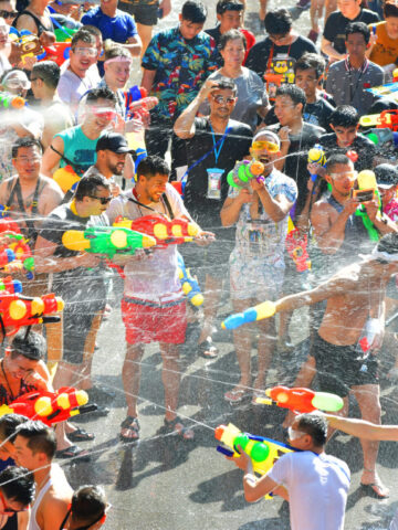 สาดน้ำคลายร้อนในวันสงกรานต์ (เครดิตรูปภาพ: iStockphoto)