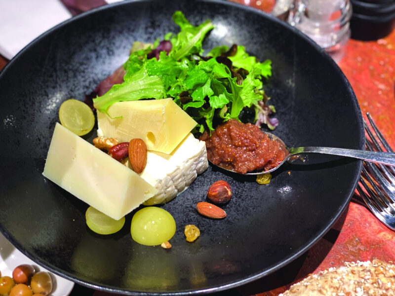 เมนูชีสจากร้าน La Quincaillerie