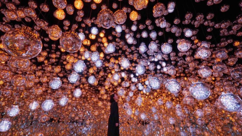 Bubble Universe: Physical Light, Bubbles of Light, Wobbling Light, and Environmental Light (Photo Credit: © teamLab)