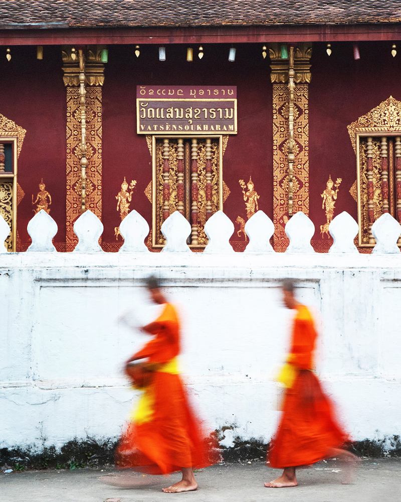 The morning alms at Wat Sensoukharam.