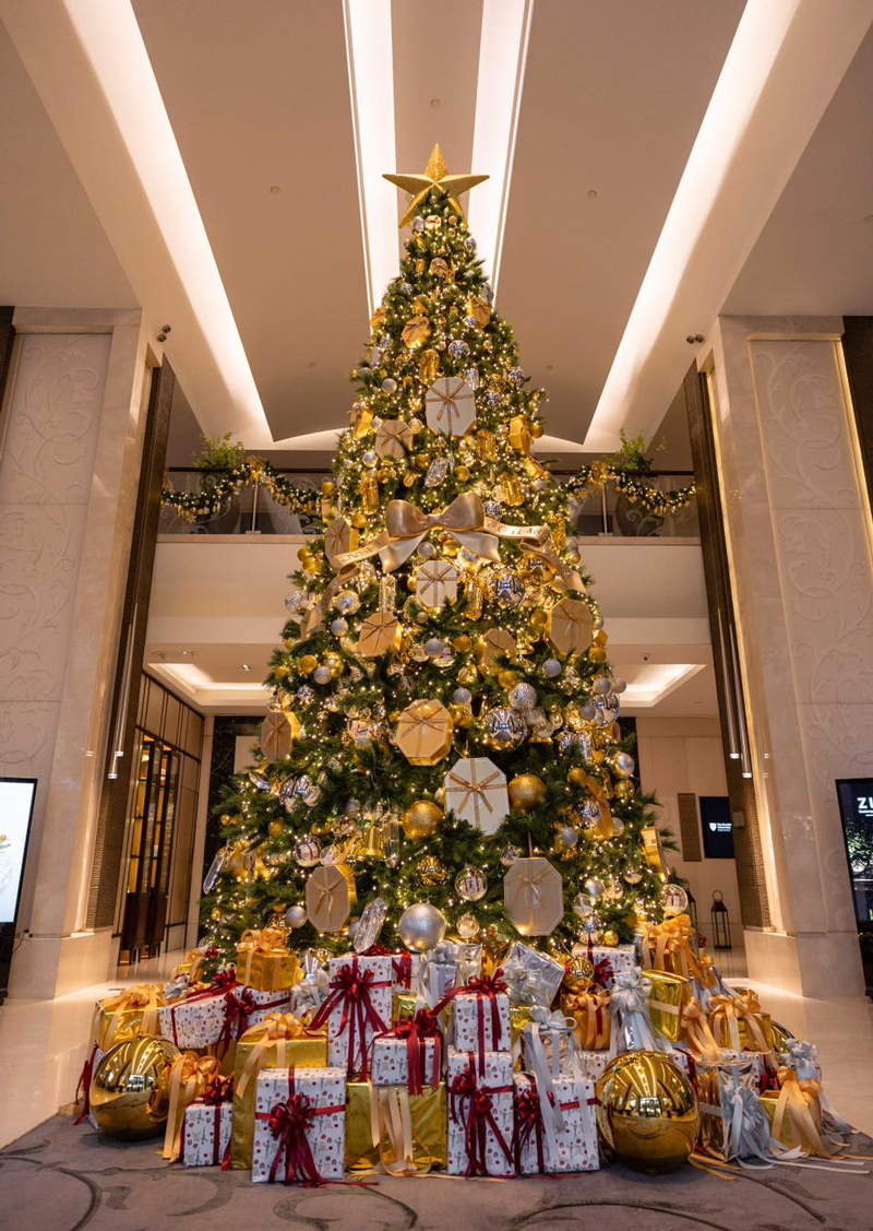 It's sparkling with crystal ornaments.