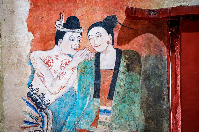 The &ldquo;whispering&rdquo; two lovers mural at Wat Phumin.