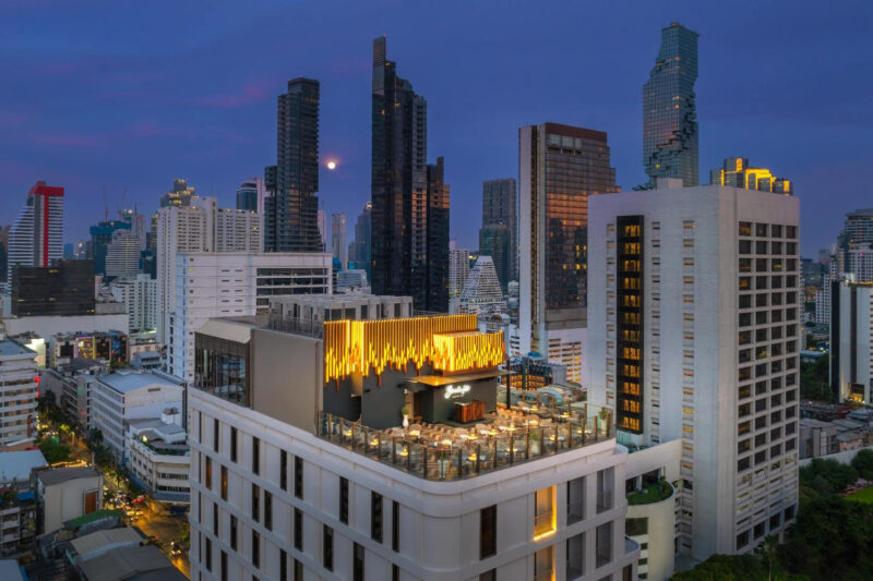 Offering the stunning 360&deg; views of the city skyline.