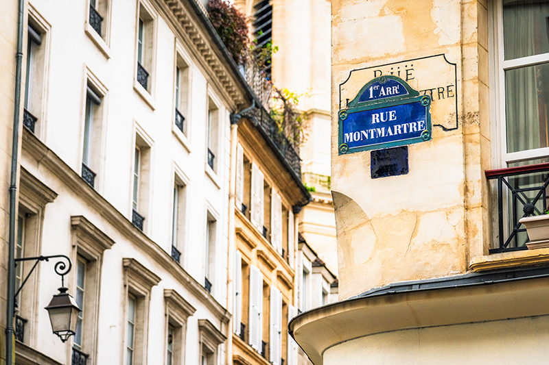 A sign for Rue Montmatre.