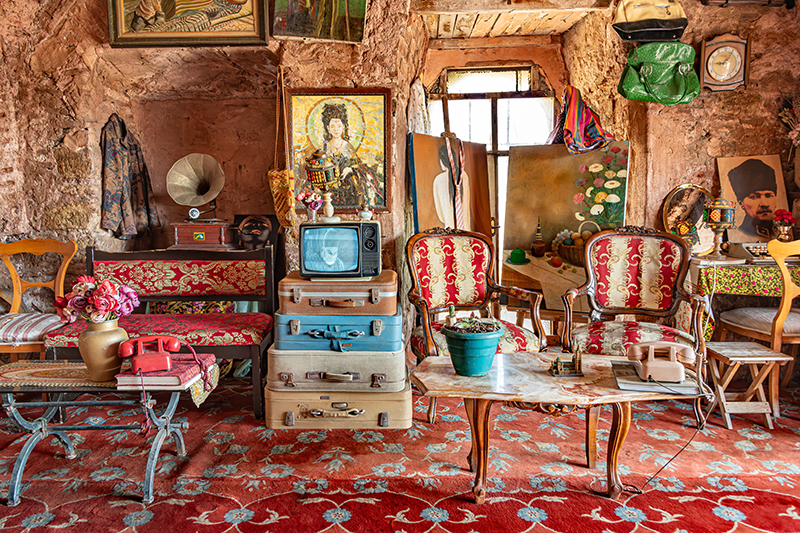 A caf&eacute; resides in the original house.