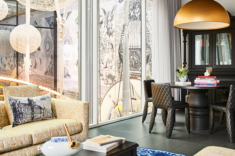 The design of the Andaz Amsterdam Prinsengracht, which evokes an "Alice in Wonderland" feel, was created by the acclaimed Dutch designer Marcel Wanders.