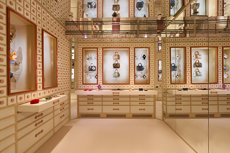 Rooted in 1930s heritage yet defined by modern execution, the Speedy P9 is crafted through 240 meticulous production steps.