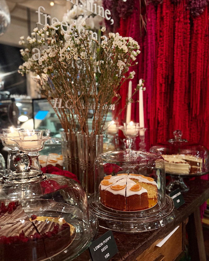 A floral caf&eacute; with a quirky ambience.