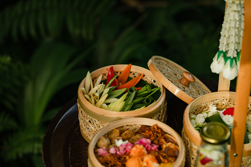 Beautifully accompanied with craved vegetables.