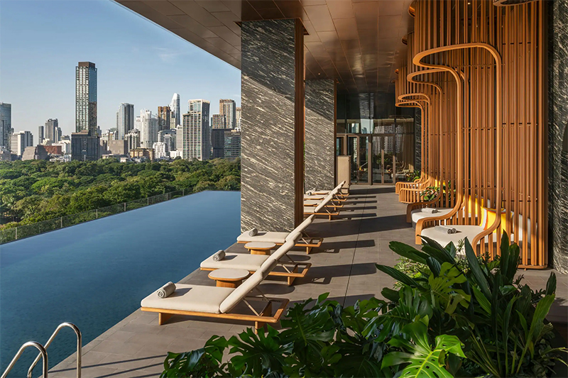 The swimming pool with breathtaking views of Lumphini Park.