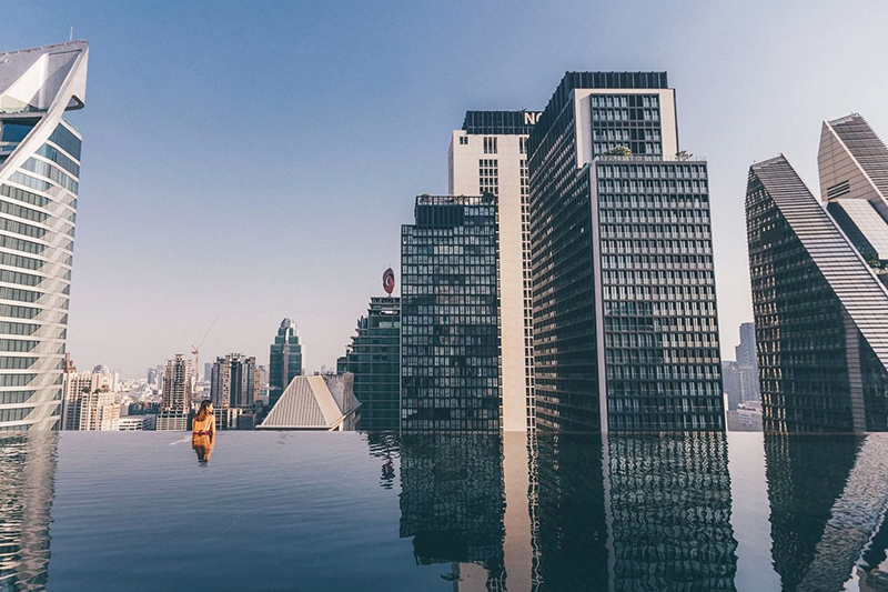 An impressive infinity cantilevered swimming pool.