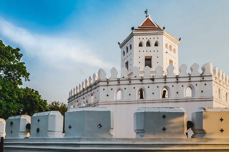 Pom Phra Sumen (Phra Sumen Fort) on Phra Athit Road.