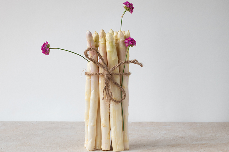 A bunch of white asparagus.