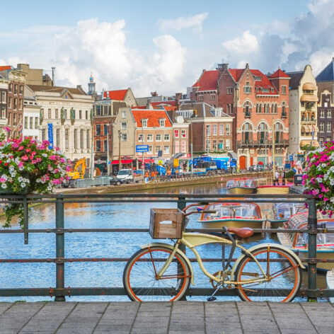 Amsterdam has more than one hundred kilometers of canals, about 90 islands and 1,500 bridges.