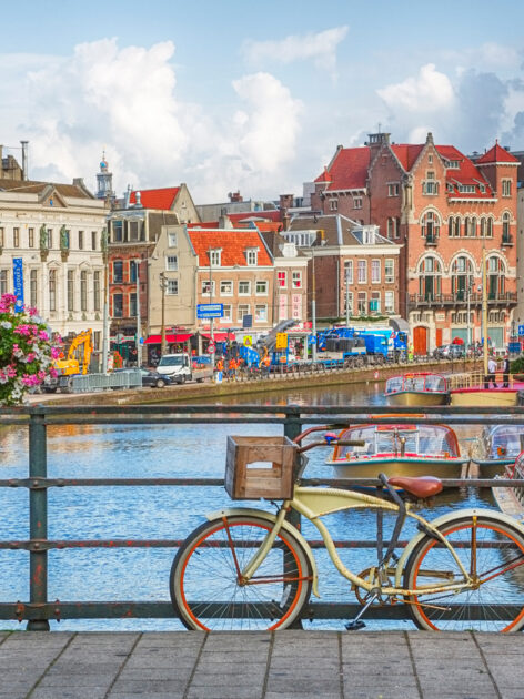 Amsterdam has more than one hundred kilometers of canals, about 90 islands and 1,500 bridges.