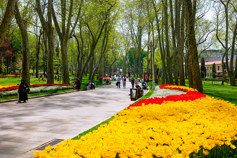 G&uuml;lhane Park in spring.