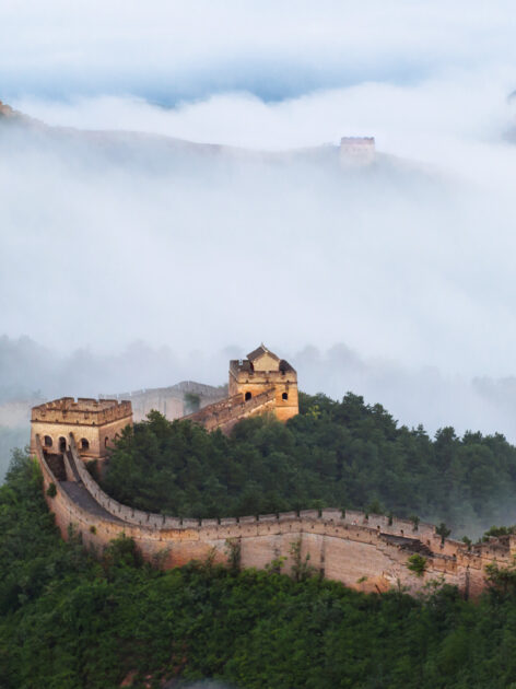 The Great Wall of Jinshan Mountains in the Cloud Sea.
