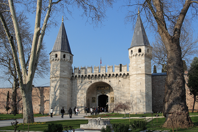 Entering the sprawling courtyards and intricate Iznik tiles of Topkapi.