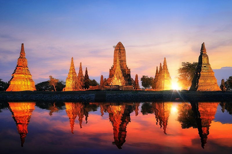 The reflection of Wat Chaiwatthanaram.