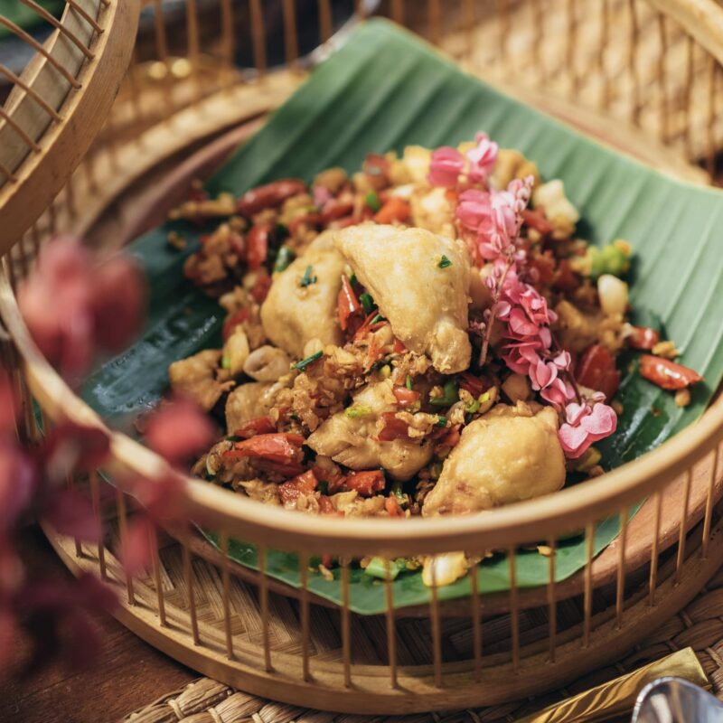 Serving authentic Ayutthaya dishes with great view.